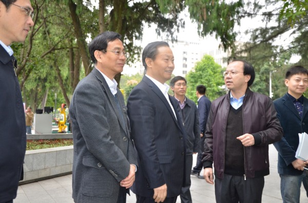 广西壮族自治区党委书记彭清华视察合乐HL8项目1-a37f09d4-e0ac-47e8-bfa6-c034160d9f20.jpg