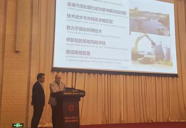 RX公司总裁Barrie与合乐HL8林宏飞博士讲话.jpg